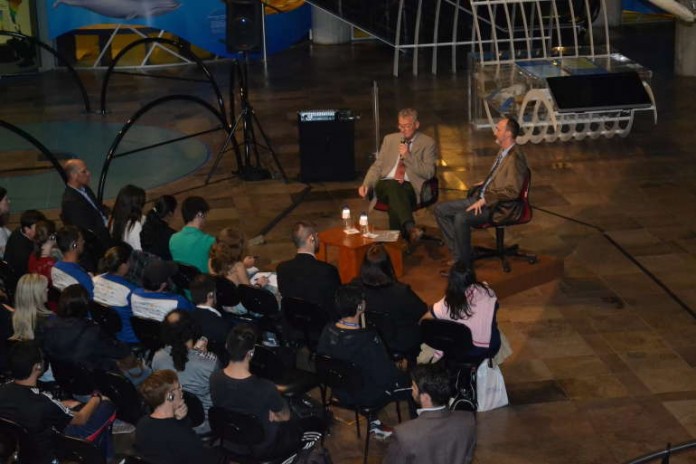 Prof. Dr. Norbert Müller (links im Bild), Sportwissenschaftler an der TU Kaiserslautern, stand einer großen Öffentlichkeit zu sportethischen Fragen mit Blick auf die Olympischen Spiele in Rio 2016 im Wissenschaftsmuseum der brasilianischen Partnerunivers